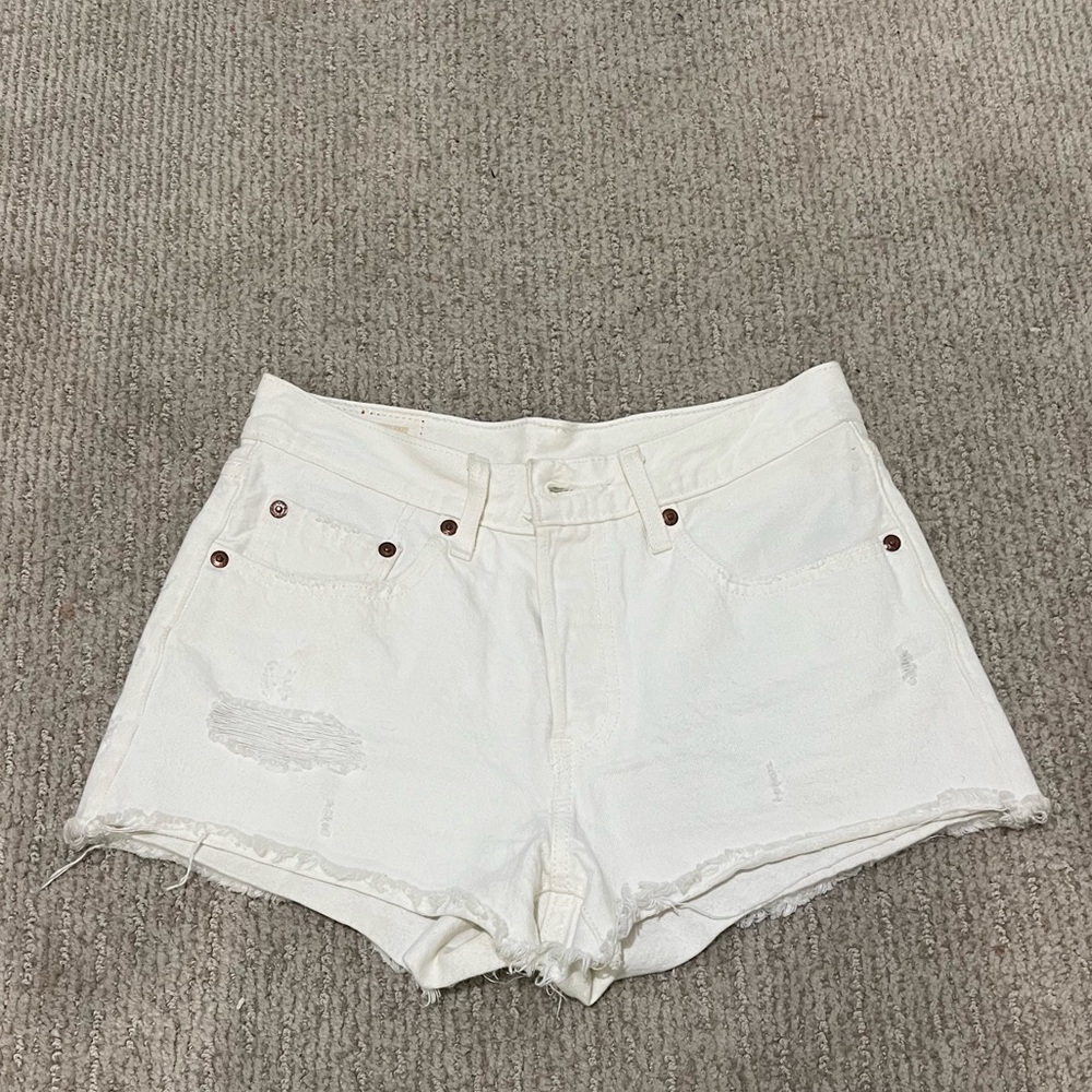 White Levi’s denim shorts